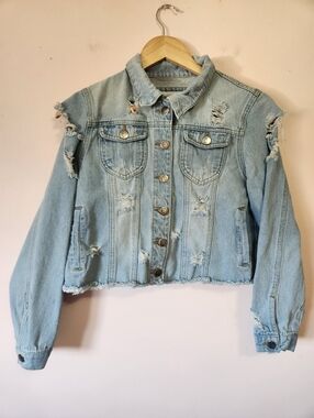Between Us Distressed Light Wash Cropped Denim Jacket Size M EUC Thrashed Edgy